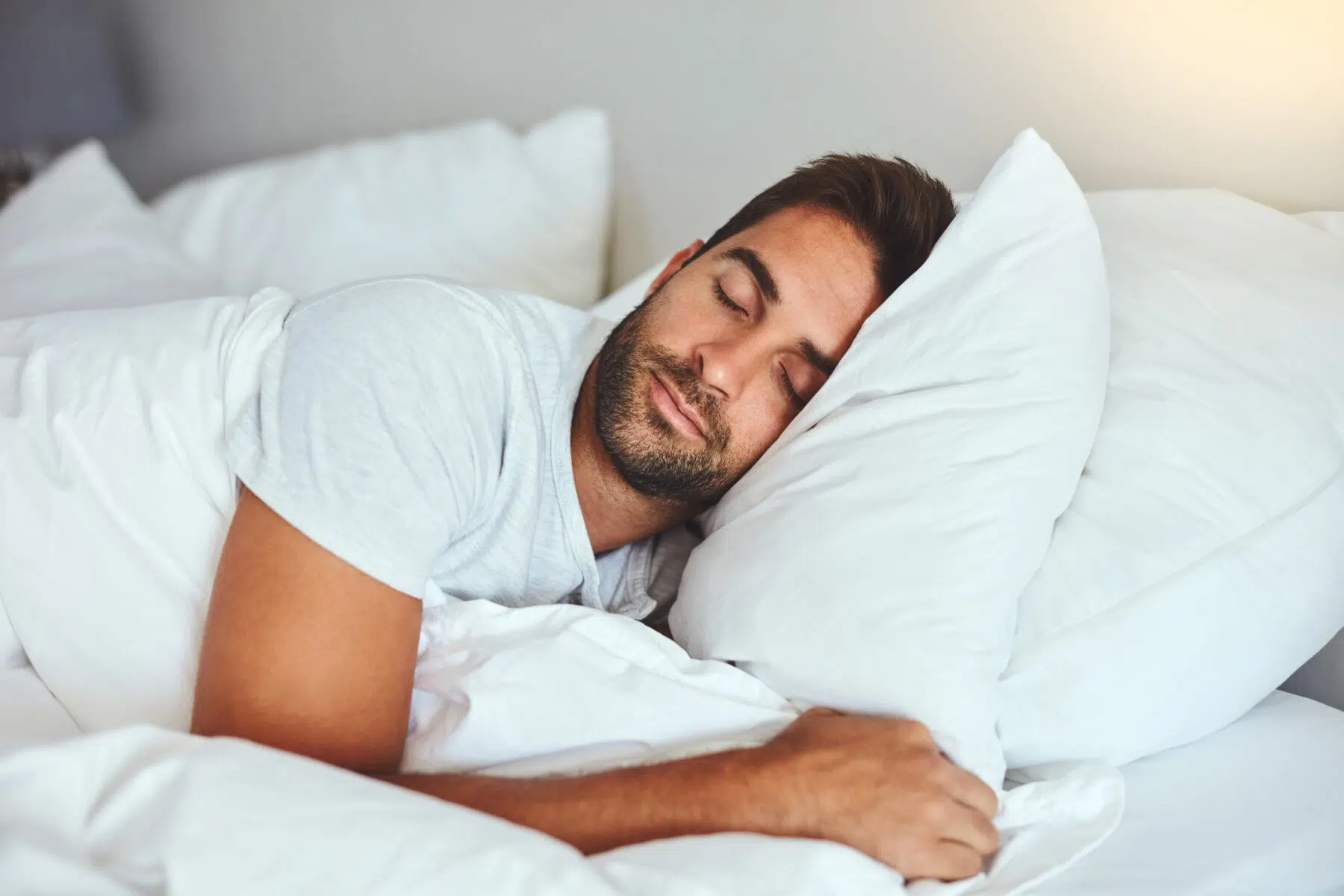 Homme qui dort sans appareil auditif