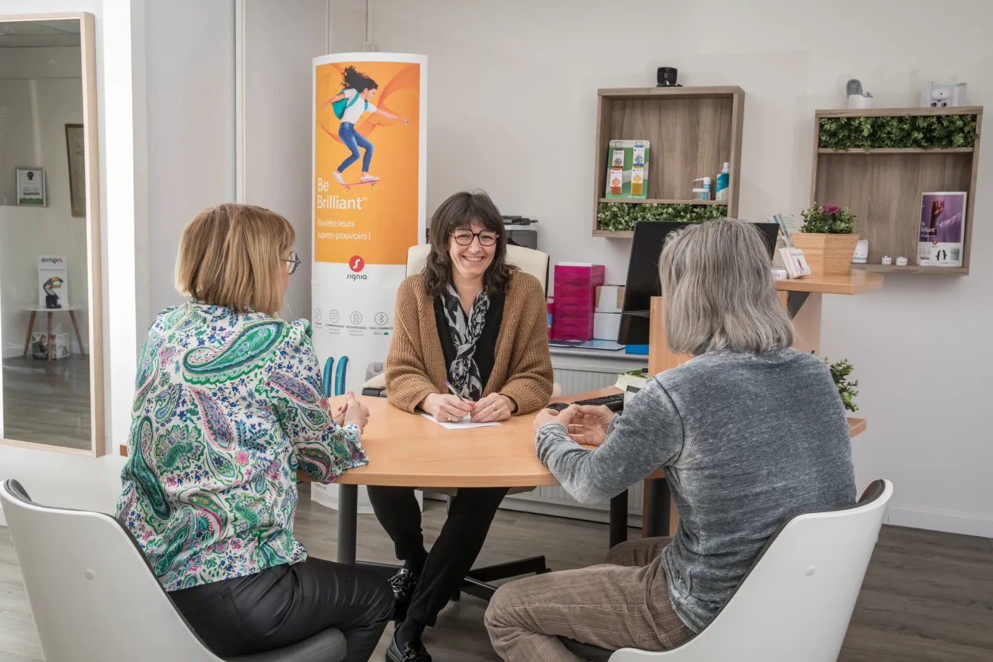 Intérieur moderne du centre auditif avec salle d'attente et espace d'accueil