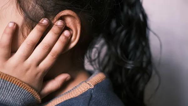 Douleurs aux oreilles : causes, traitement et consultation spécialisée