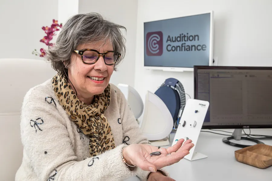 Intérieur du centre Audition Confiance avec enseigne et logo visible