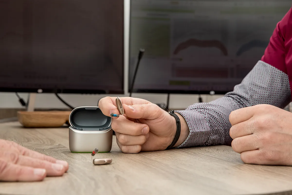Contrôle de l'appareil auditif connecté via une application sur montre connectée
