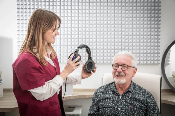 Patient portant un casque d'audiométrie lors d'un bilan auditif gratuit au centre Audition Confiance de Nîmes