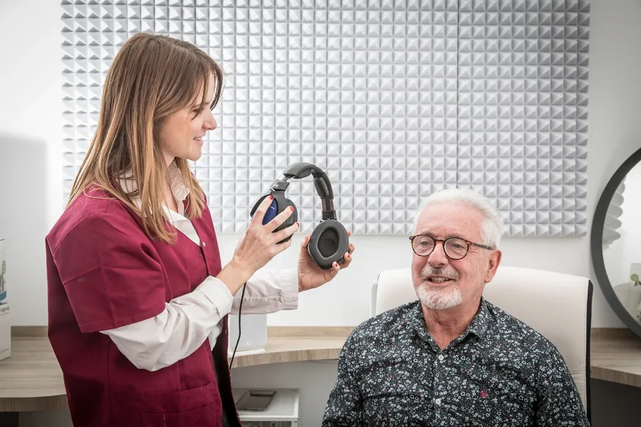 Patient portant un casque d'audiométrie lors d'un bilan auditif gratuit au centre Audition Confiance de Nîmes