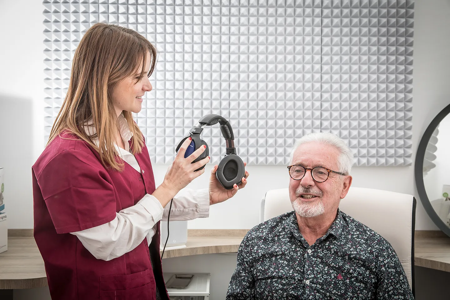 Patient portant un casque d'audiométrie lors d'un bilan auditif gratuit au centre Audition Confiance de Nîmes