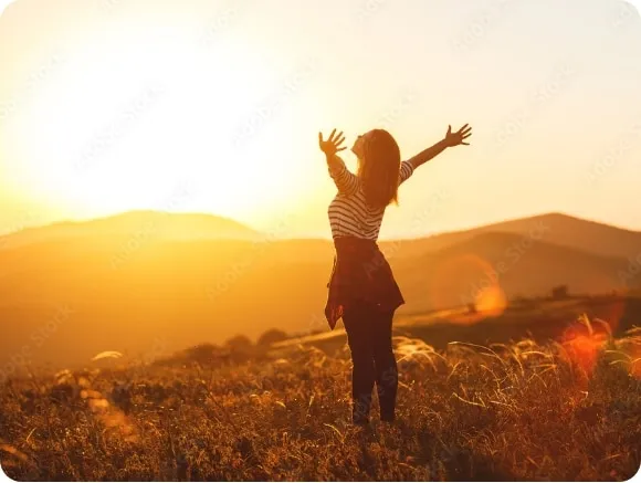 Femme heureuse profitant de la vie grâce à une meilleure audition