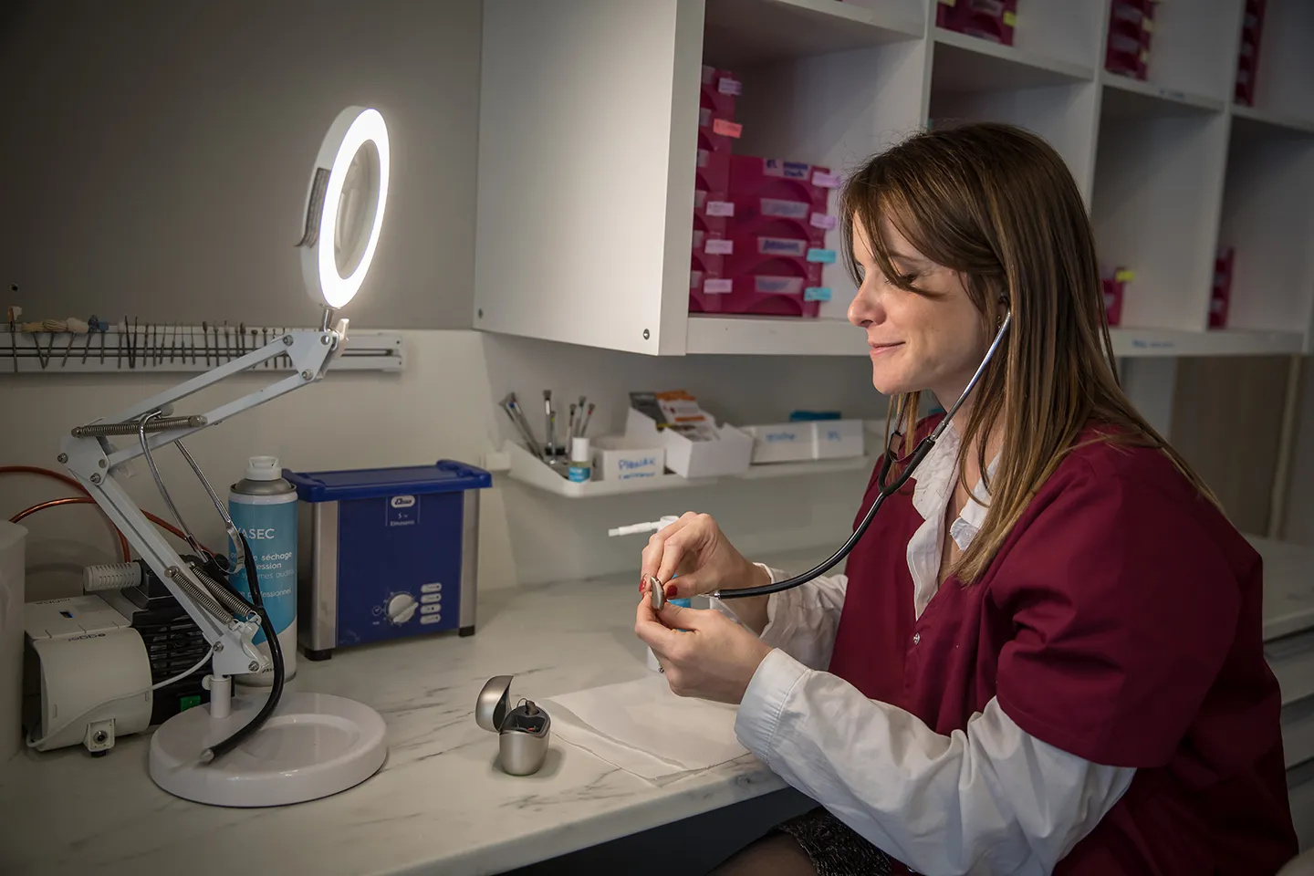 Manon Chateau assurant le suivi auditif d'un patient sur ordinateur