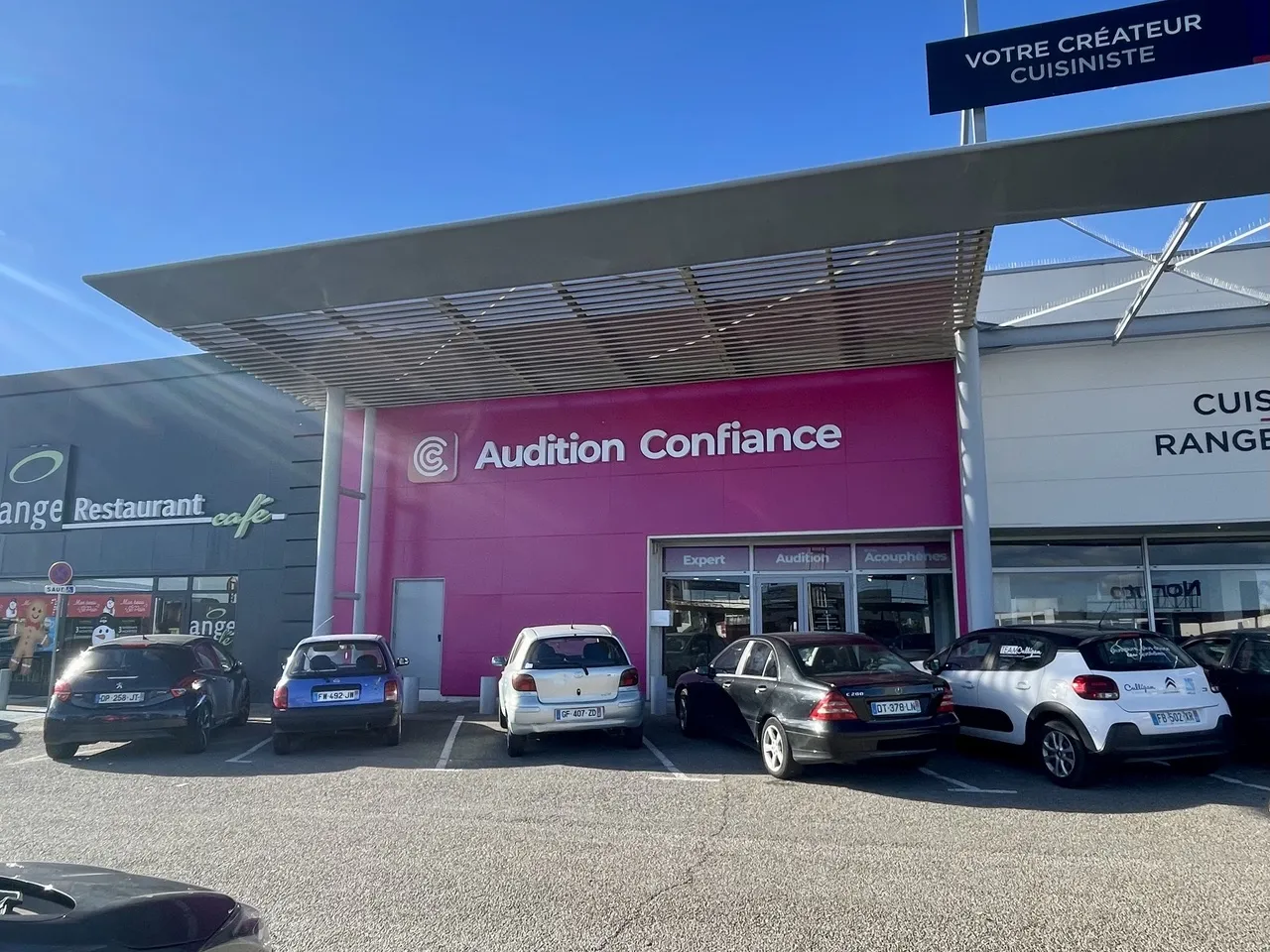 Audition confiance est présent à Nimes Ville active, reconnaissable a sa façade rose et situé a droite de la boulangerie ange ville active