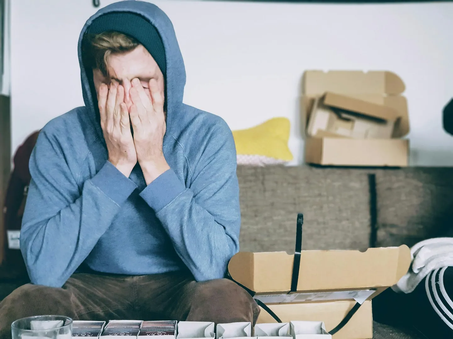 Homme stressé se couvrant le visage